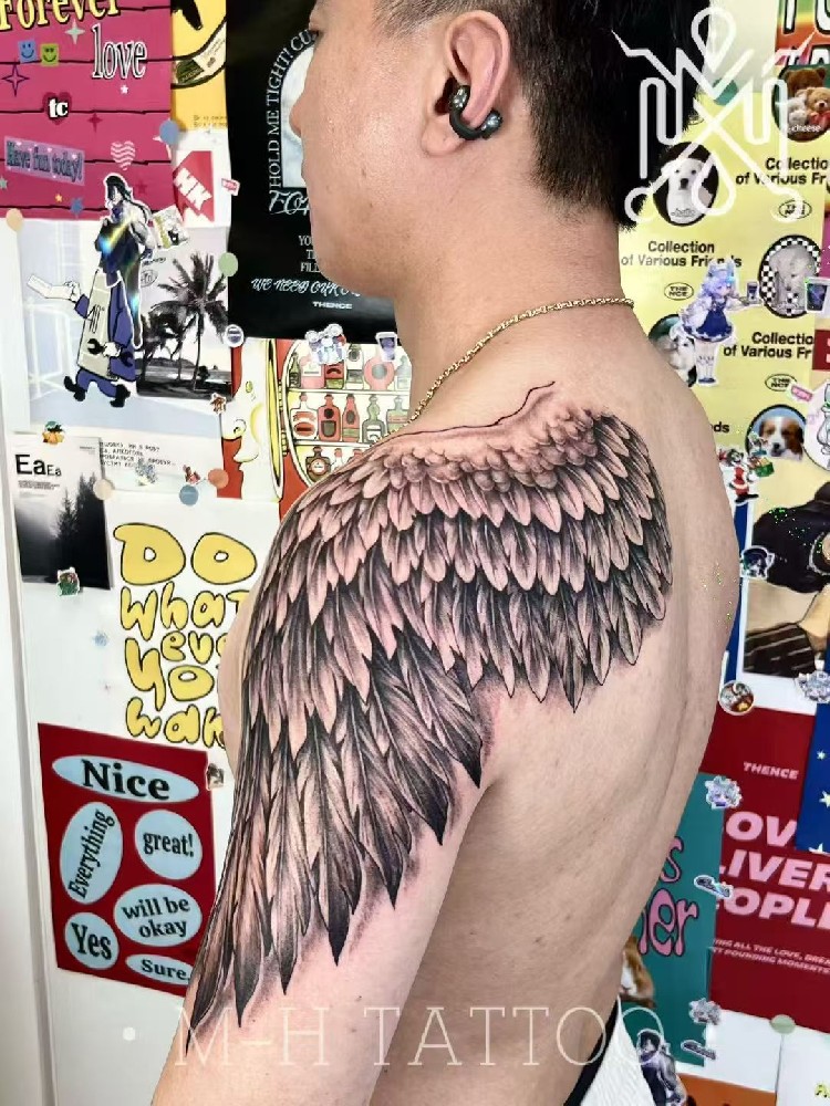 翅膀写实纹身