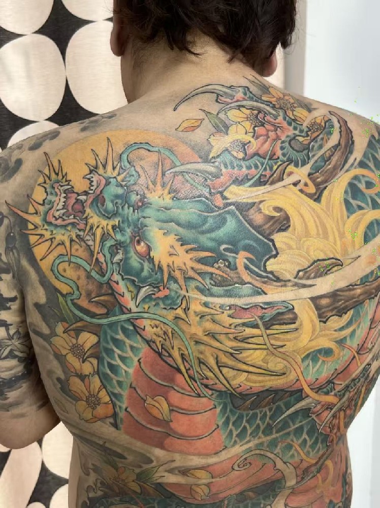 满背青龙纹身