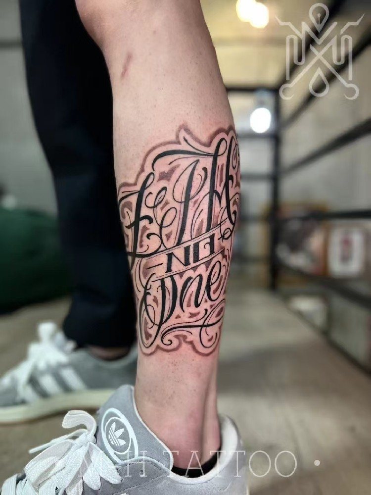 小腿花体字纹身