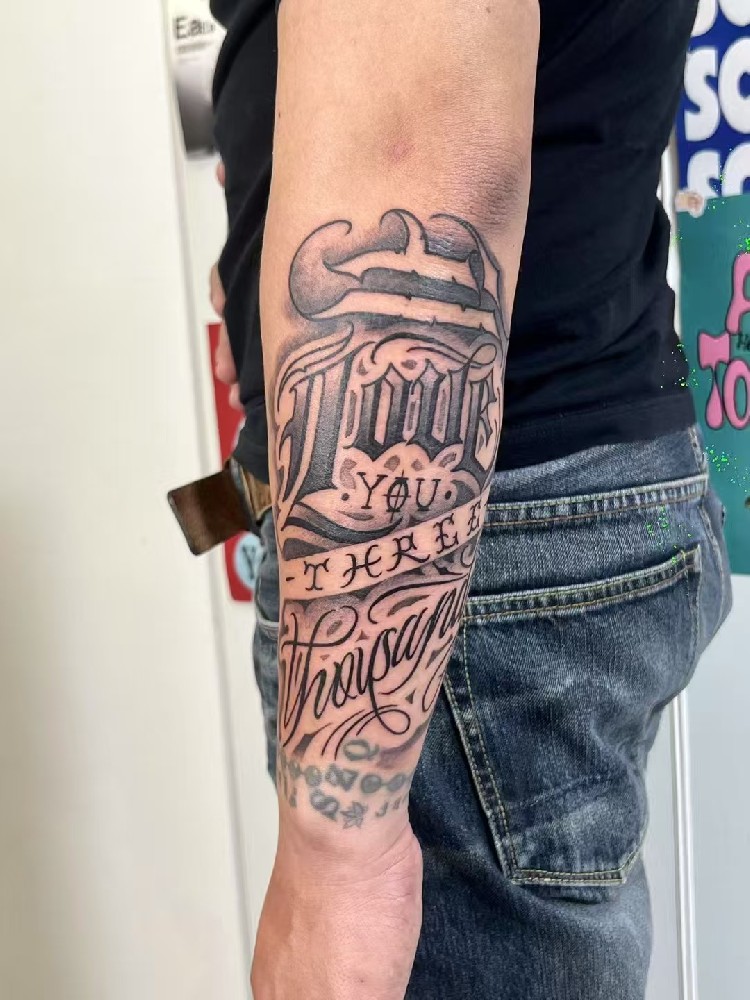 小臂花体字纹身